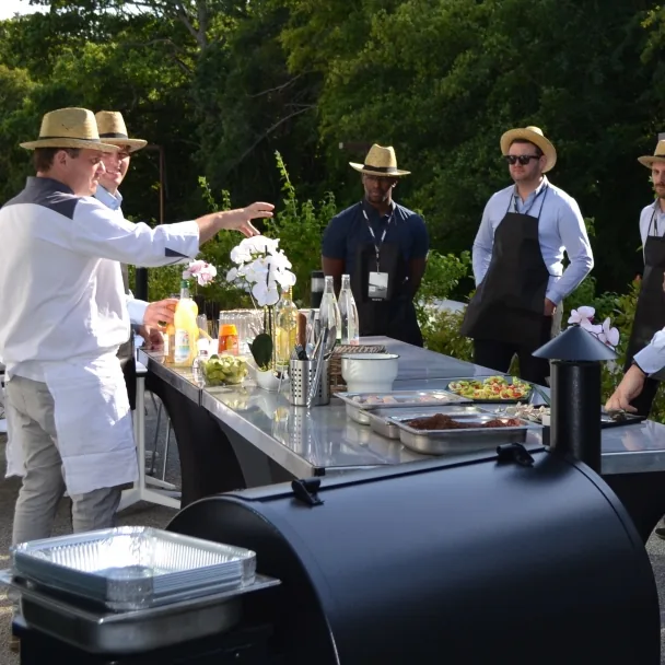Équipe réunie autour d'un atelier barbecue